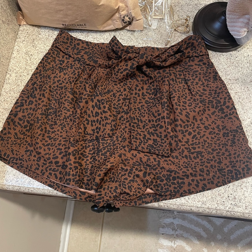 Majorelle Kimberly shorts in leopard - Picture 5 of 10